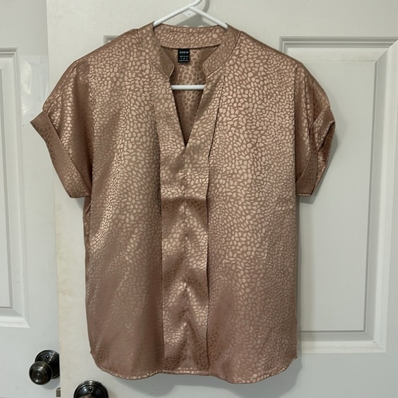 SHEIN tan v neck Print Silky Blouse size small NWOT top - Picture 2 of 5